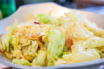 新鮮なキャベツと豚肉を炒めた中華料理