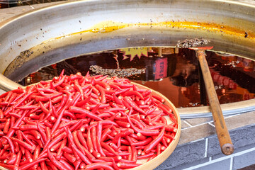 中国の店先で作られるラー油