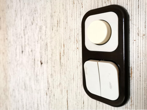 Alter Lichtschalter aus den achtziger Jahren mit Dimmer und Doppelschalter