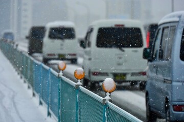 雪で渋滞する橋　新荒川大橋　