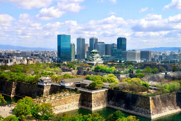 Fototapeta premium 大阪城・ビル群とお城（大阪府・大阪市）