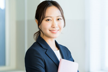 オフィスで働くビジネスウーマン