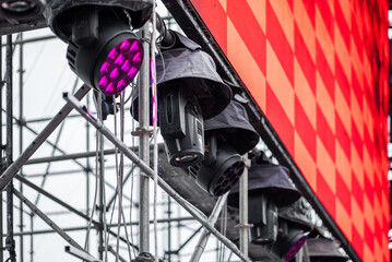 stage lighting setup and led screen installation for live event, concert lights rigs and digital screen calibration for event production