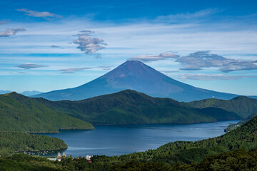 湖と富士山の日本風景