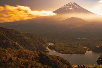 湖と富士山の日本風景