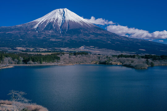 湖と富士山の日本風景