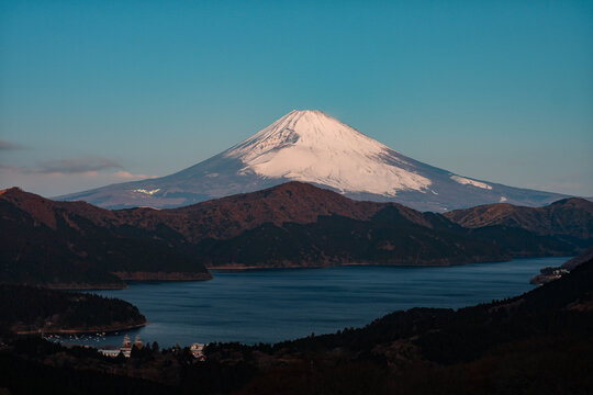 湖と富士山の日本風景