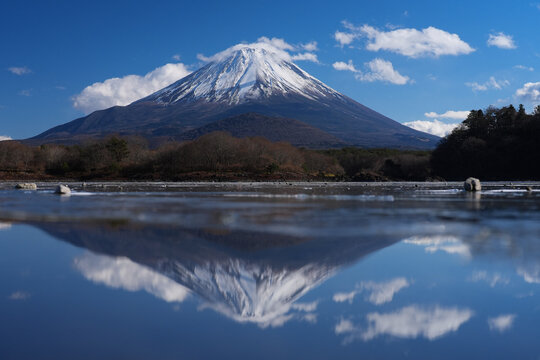 湖と富士山の日本風景