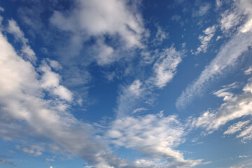 Obraz premium Beautiful evening sky between 4 and 5 PM with fluffy white clouds and soft daylight. Serene and clear atmosphere, perfect for natural background, heaven concept, or weather-related design. 
