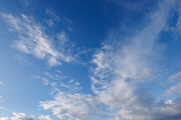Obraz premium Beautiful evening sky between 4 and 5 PM with fluffy white clouds and soft daylight. Serene and clear atmosphere, perfect for natural background, heaven concept, or weather-related design. 