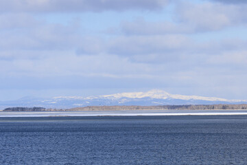 冬の野付半島（砂嘴）と根室海峡の先にそびえる国後島の山並み
