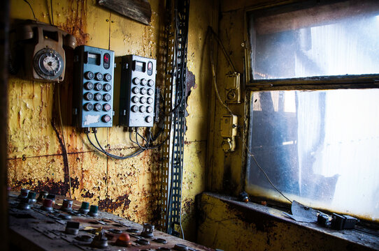 Une aci&eacute;rie abandonn&eacute;e, cabine de contr&ocirc;le
