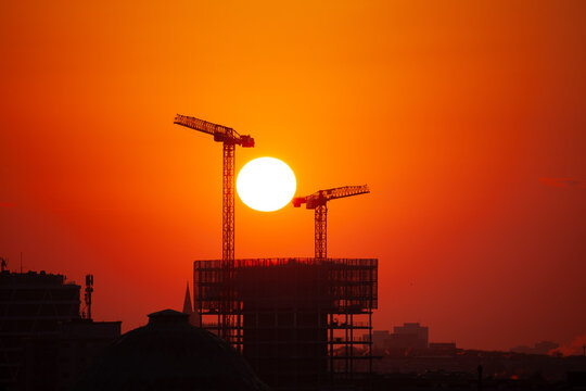 Baukr&auml;ne bei Sonnenaufgang
