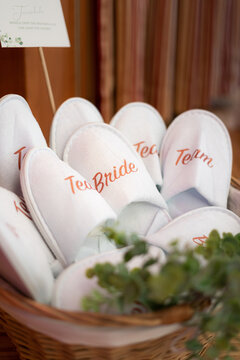 Korb mit Team Bride Hausschuhen f&uuml;r Hochzeitsg&auml;ste, Hochzeitsdeko