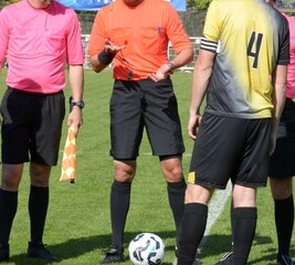 Fototapeta premium le tirage de l'arbitre au football