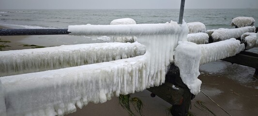 Eisschicht an Metallkonstruktion 