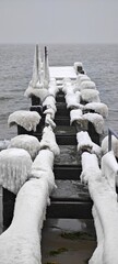Holzsteg mit Eiskappen an der Ostseek&uuml;ste