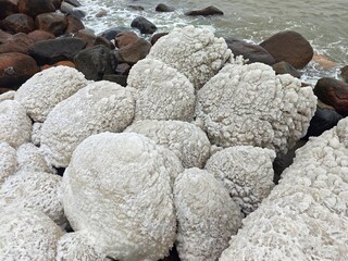 Eiskappen auf Findlingen an der Ostseek&uuml;ste