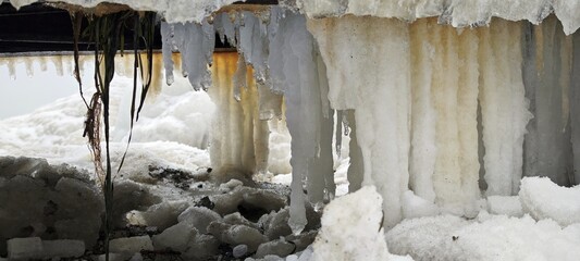 Eiszapfen unter Gitter