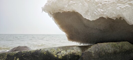 Eiskappe auf Ostseefindling
