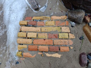 Mauerrest im Ostseesand