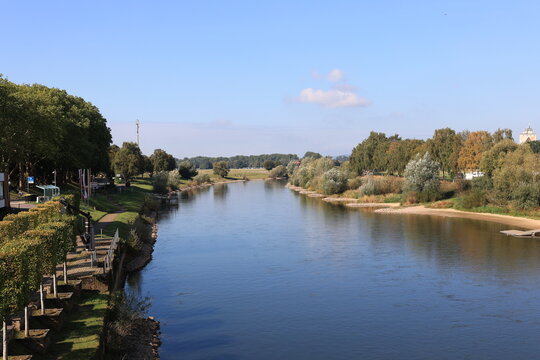 Blick auf den Fluss Weser bei Rinteln im Weserbergland	