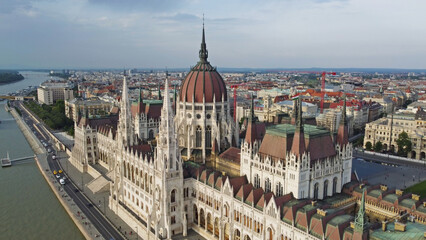 Obraz premium Hungarian Parliament building on Danube river
