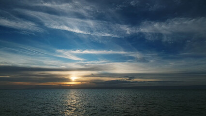 Naklejka premium Stunning sunset over calm ocean waters