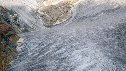 スイスのアルプス山脈に広がるゴルナー氷河