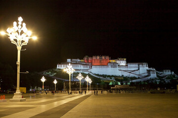The Potala Palace at night in Lhasa,Tibet, Cina. It was formerly the winter palace of Dalai Lamas