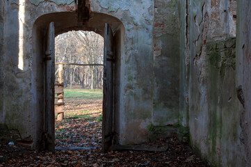 Fototapeta premium Abandoned Historic Palace in Eastern Europe