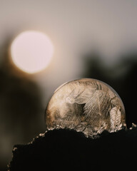 Zamrożona bańka mydlana. Zabawy na mrozie. Zjawisko fizyczne. © Anita