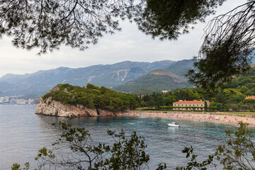 Fototapeta premium A tranquil coastal scene featuring a rocky coast