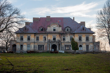 Fototapeta premium Abandoned Historic Palace in Eastern Europe
