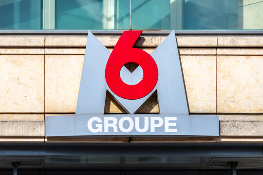Neuilly-sur-Seine, France - 8 f&eacute;vrier 2026: Enseigne du groupe M6, groupe priv&eacute; de m&eacute;dias fran&ccedil;ais regroupant de nombreuses cha&icirc;nes de TV commerciales ainsi que les radios RTL, RTL2 et Fun Radio