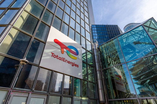 Courbevoie, France - 8 f&eacute;vrier 2026: Enseigne et logo sur la tour abritant le si&egrave;ge social de la compagnie p&eacute;troli&egrave;re fran&ccedil;aise TotalEnergies, anciennement d&eacute;nomm&eacute;e Total	