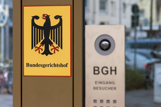 Detailansicht des Wappens mit Bundesadler und der Besuchersprechanlage am Eingang des Bundesgerichtshofs in Karlsruhe. 