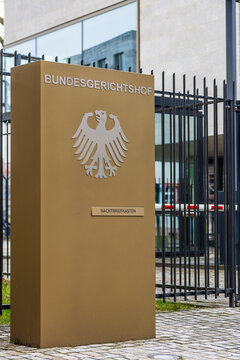 Detailaufnahme des Emblem des Bundesgerichtshofs und Bundesadler vor dem Haupteingang in Karlsruhe.