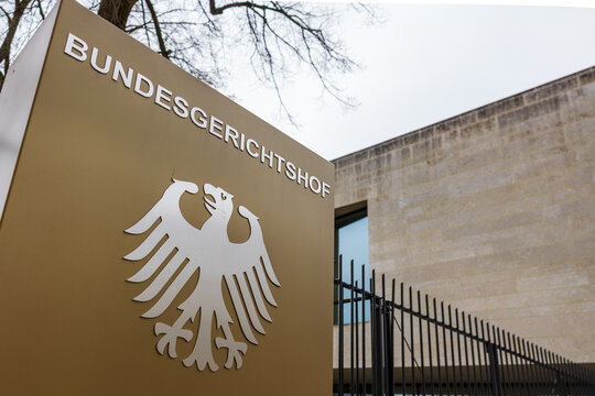 Seitliche Ansicht des Bundesgerichtshof-Schildes mit Bundesadler und Schriftzug, aufgenommen vor dem Gerichtsgeb&auml;ude in Karlsruhe. 