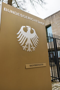 Seitliche Aufnahme des Nachbriefkastens am Bundesgerichtshof in Karlsruhe.