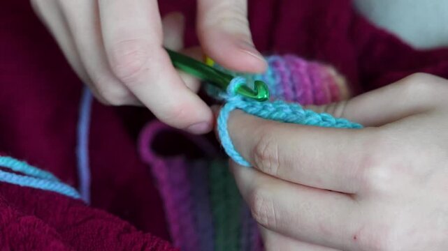 Travail de crochet pour faire une pi&egrave;ce en laine arc en ciel