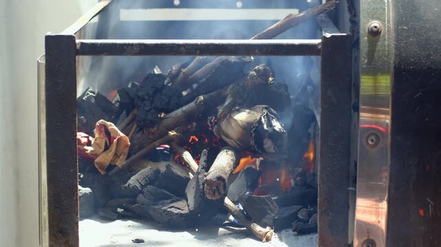 Start a fire with charcoal and wood - for Argentine barbecue asado