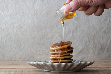 ホットケーキにはちみつを垂らす
