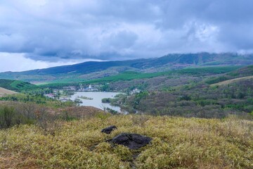 長野県・白樺湖のパノラマ風景 霧がかった高原の朝と豊かな自然