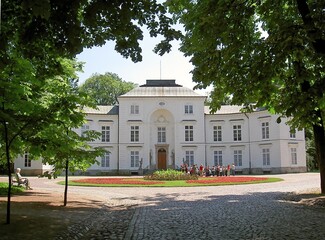Obraz premium WARSAW, POLAND: The White House (Bialy Dom), a classicist garden villa in the Royal Lazienki Park complex.