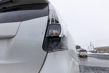 破損した自動車のテールランプ