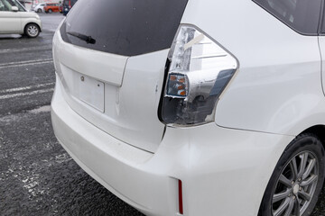 破損した自動車のテールランプ