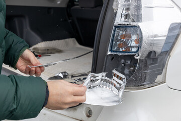 破損した自動車のテールライト