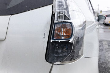 破損した自動車のテールランプ