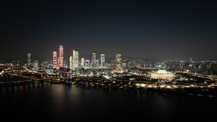 Obraz premium Seoul Cinematic Night from the Financial Hub to the Glowing Arteries of Gangbyeonbukro